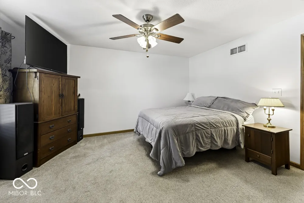 5225 W Stonehaven Lane New Palestine, IN 46163