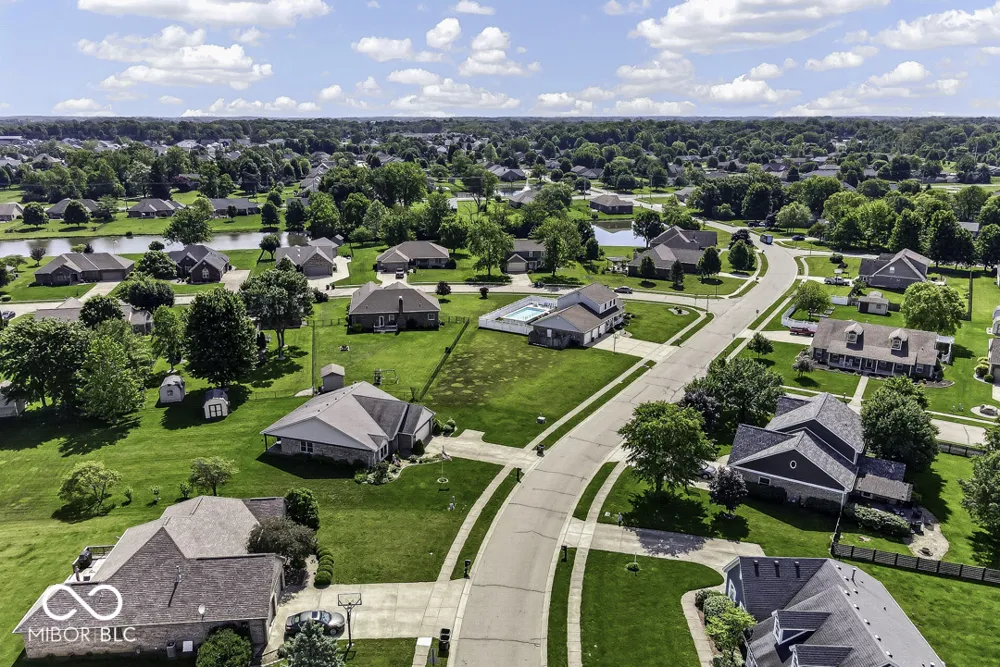 5225 W Stonehaven Lane New Palestine, IN 46163
