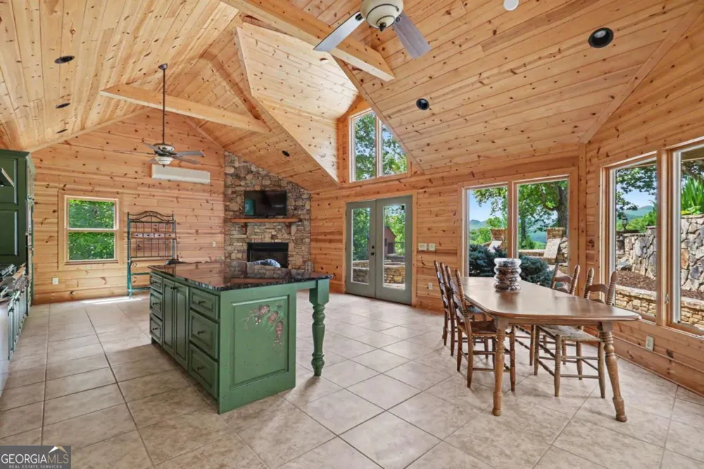 792 Bugscuffle RD Hiawassee, GA 30546