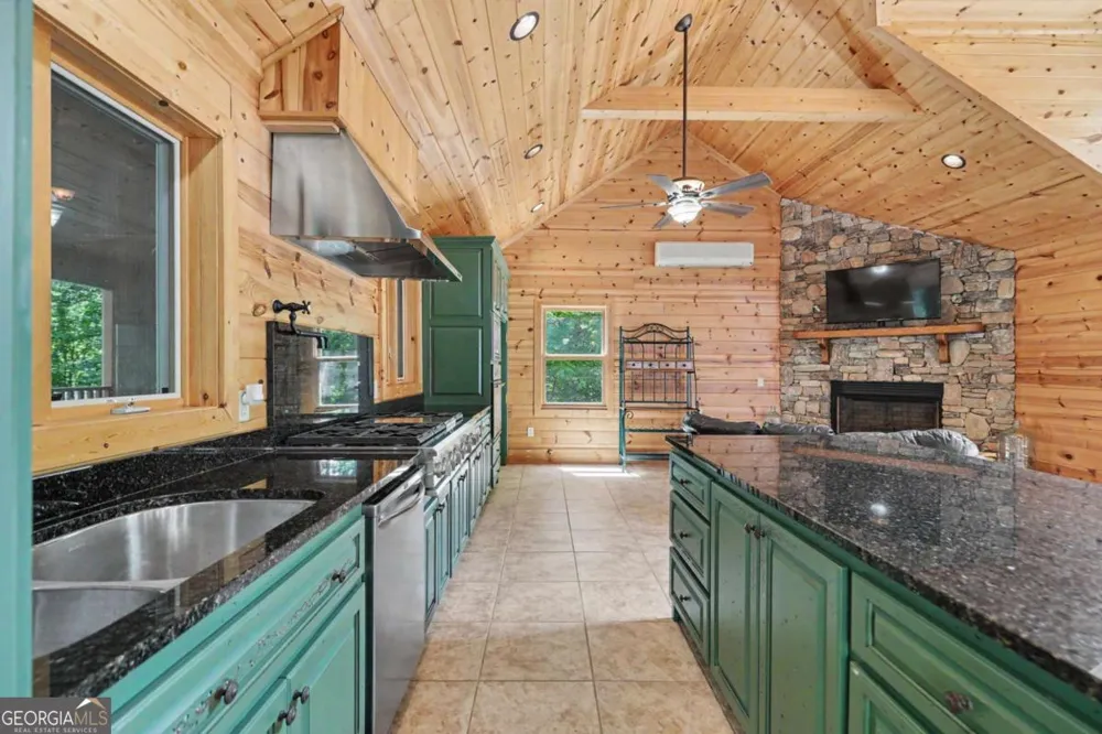 792 Bugscuffle RD Hiawassee, GA 30546