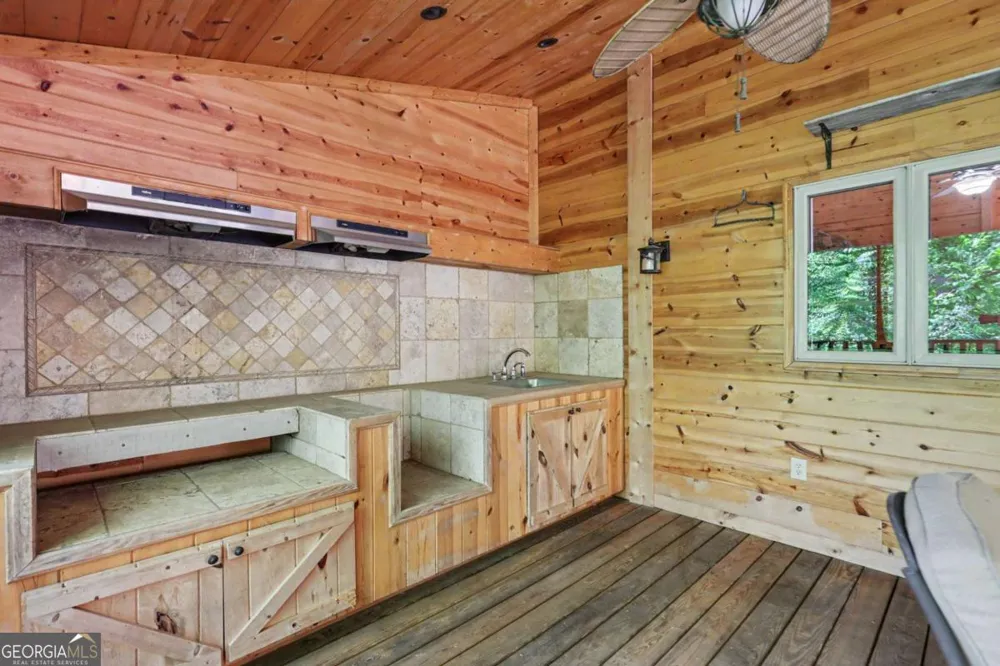 792 Bugscuffle RD Hiawassee, GA 30546
