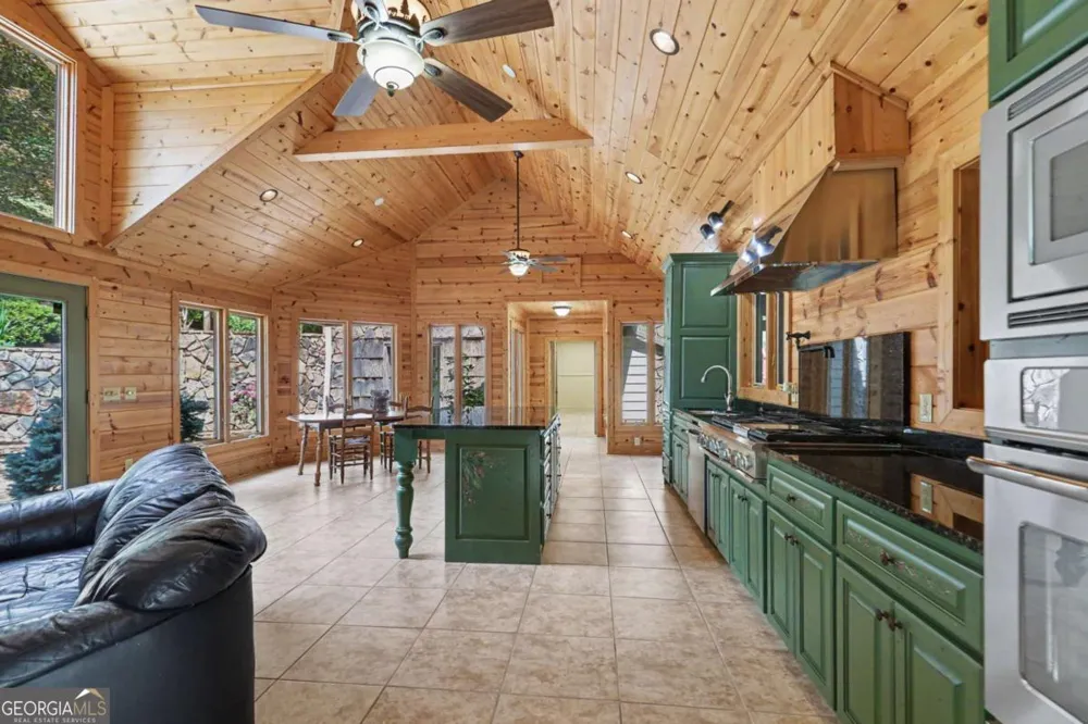 792 Bugscuffle RD Hiawassee, GA 30546