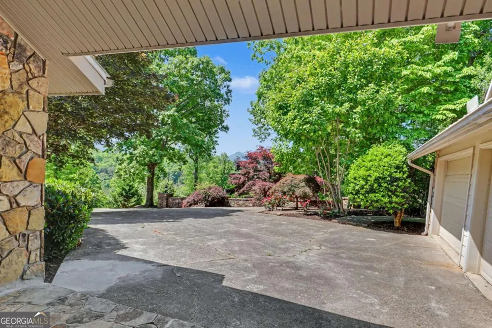 792 Bugscuffle RD Hiawassee, GA 30546