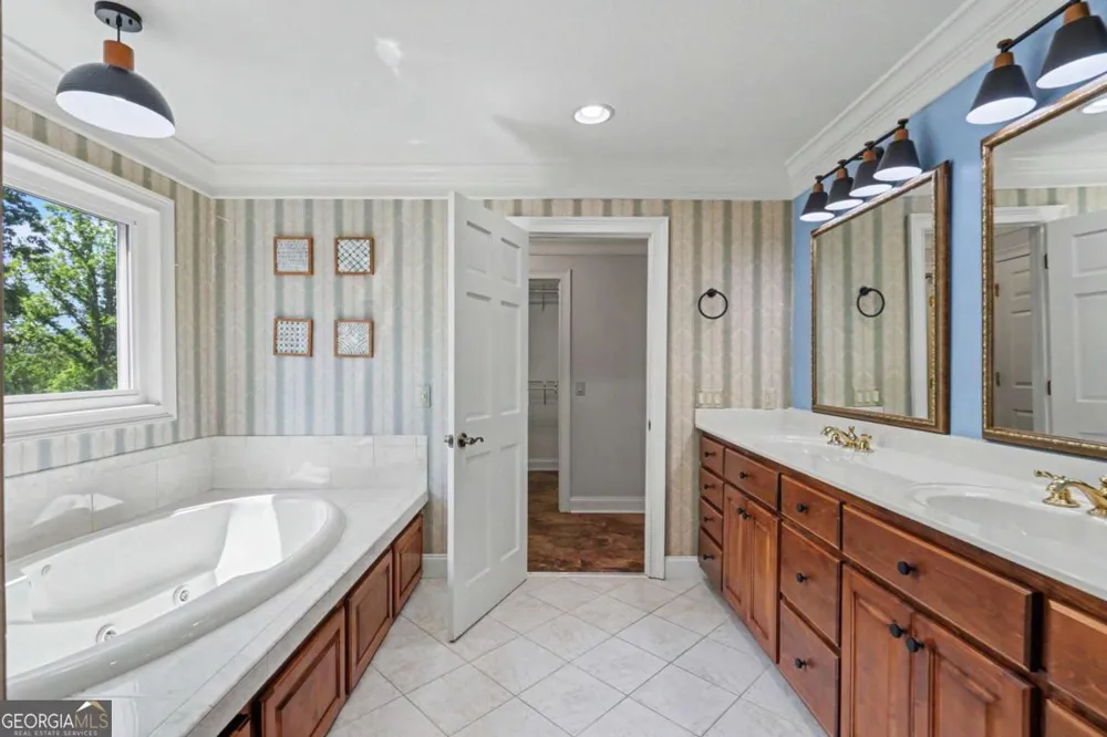 792 Bugscuffle RD Hiawassee, GA 30546