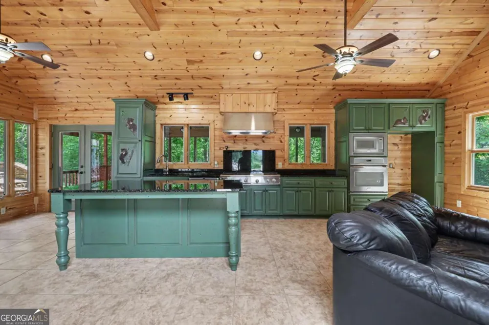 792 Bugscuffle RD Hiawassee, GA 30546