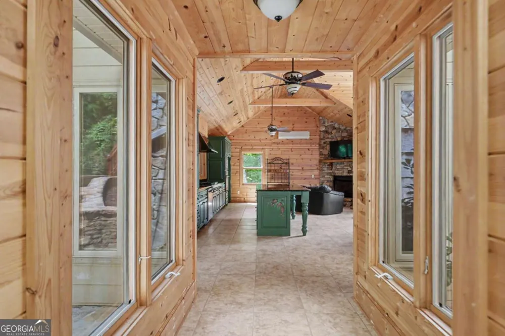 792 Bugscuffle RD Hiawassee, GA 30546