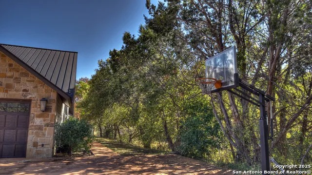 6454 Us Highway 83 Leakey, TX 78873