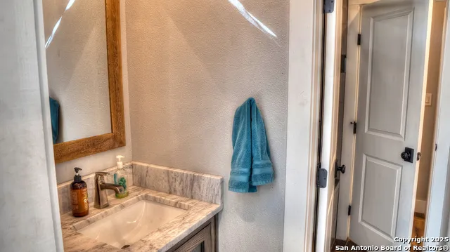 6454 Us Highway 83 Leakey, TX 78873
