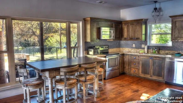 6454 Us Highway 83 Leakey, TX 78873