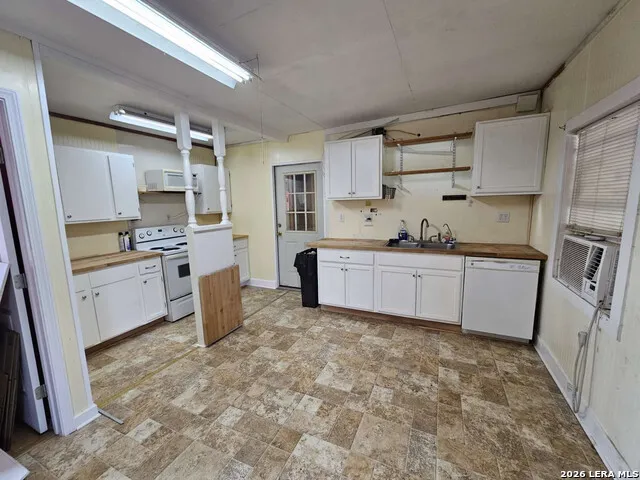 255 County Road 668 Devine, TX 78016
