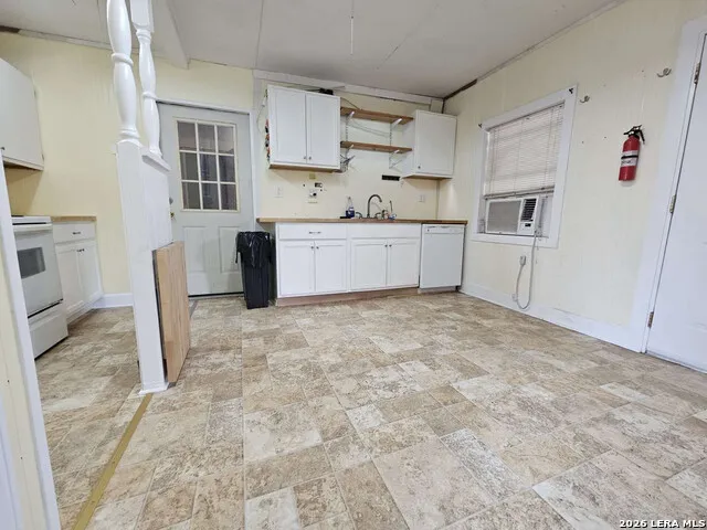 255 County Road 668 Devine, TX 78016