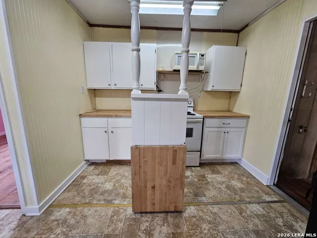 255 County Road 668 Devine, TX 78016