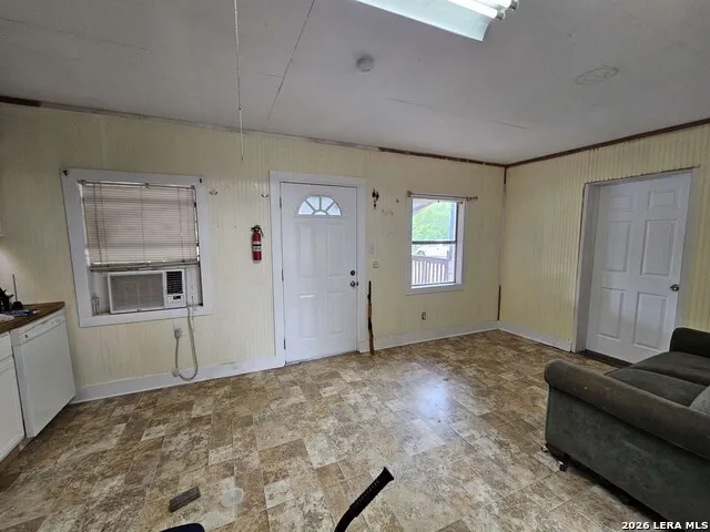 255 County Road 668 Devine, TX 78016