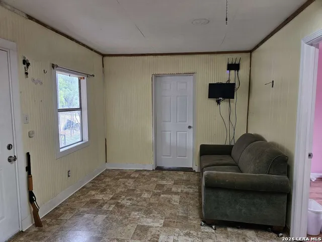 255 County Road 668 Devine, TX 78016