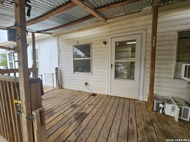 255 County Road 668 Devine, TX 78016