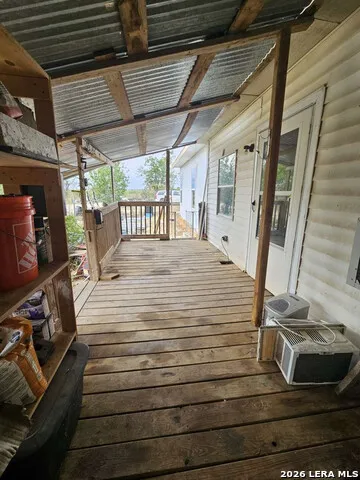255 County Road 668 Devine, TX 78016