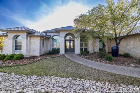 302 PARADISE POINT DR