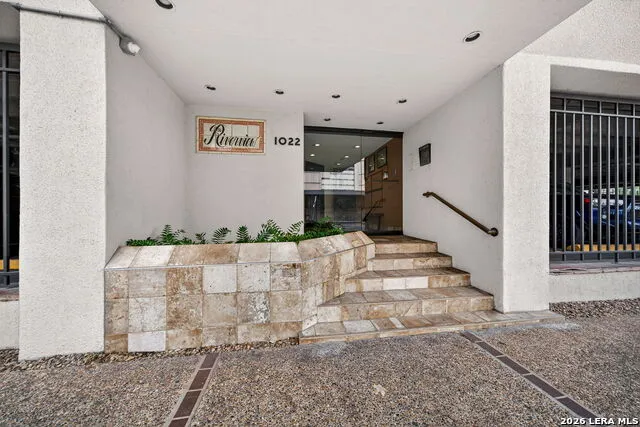 1022 Navarro #404 San Antonio, TX 78205