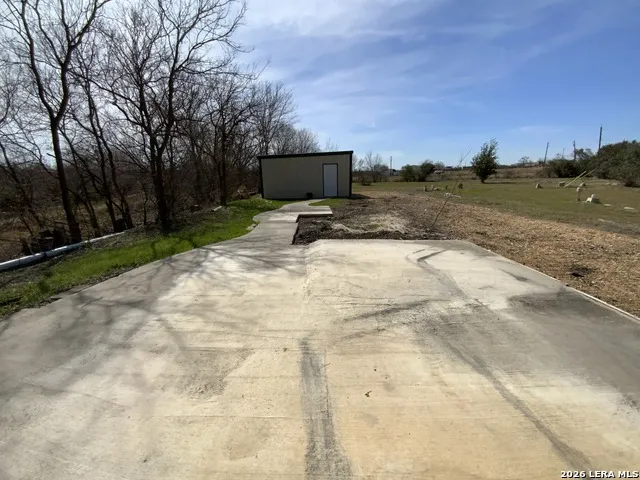 946 Country Lane Marion, TX 78124