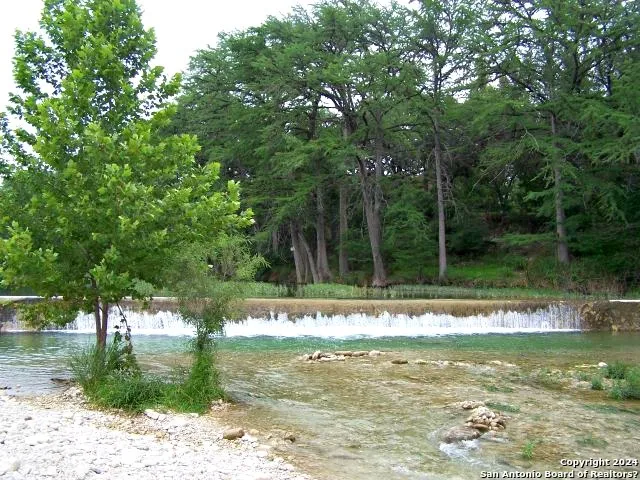 254 Possum Haw Holly Trl. Leakey, TX 78873