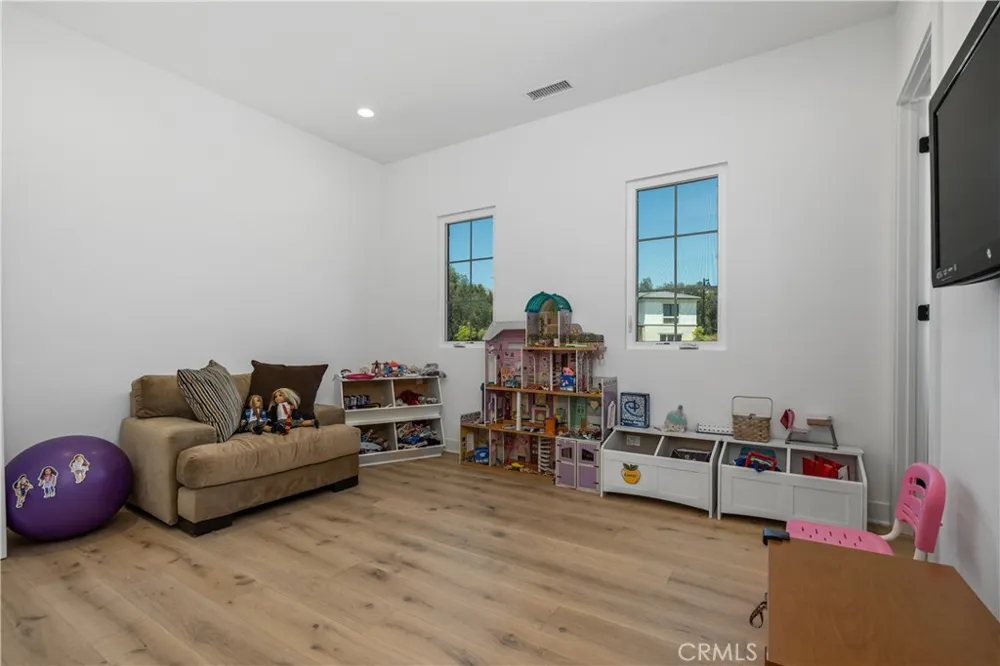 11091 Woodcrest Court Chatsworth, CA 91311