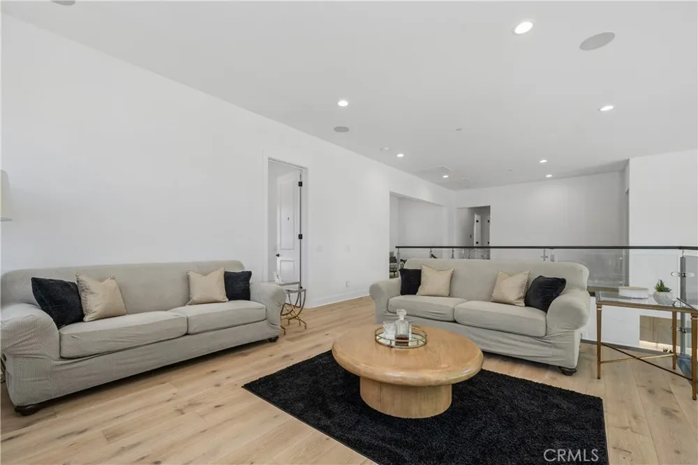 11091 Woodcrest Court Chatsworth, CA 91311
