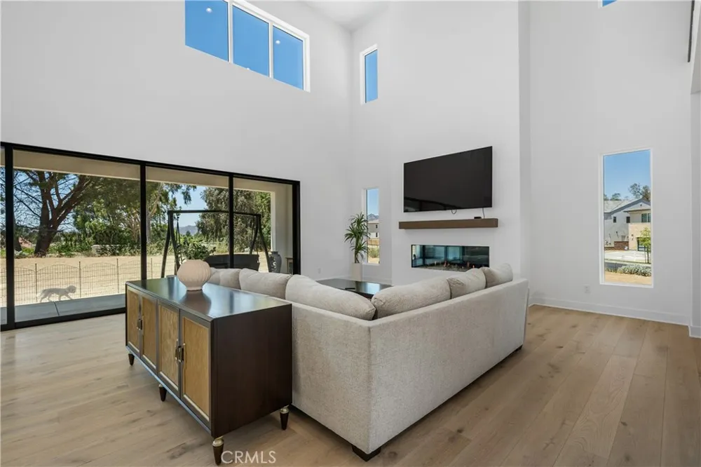 11091 Woodcrest Court Chatsworth, CA 91311