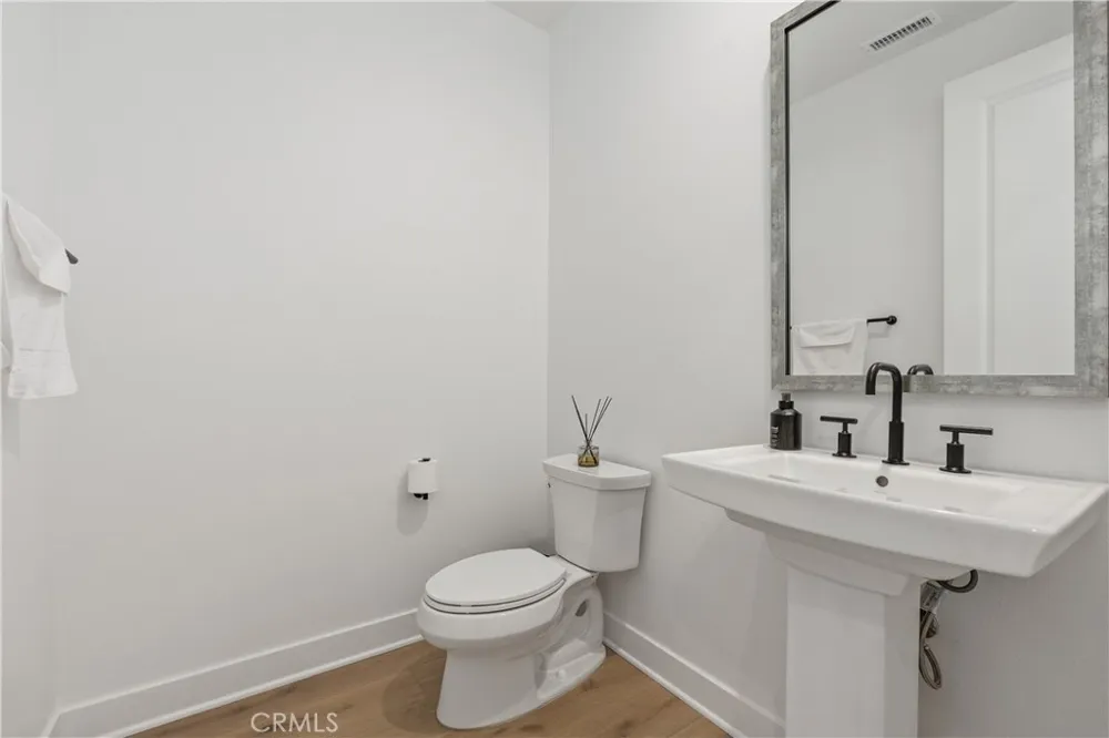 11091 Woodcrest Court Chatsworth, CA 91311