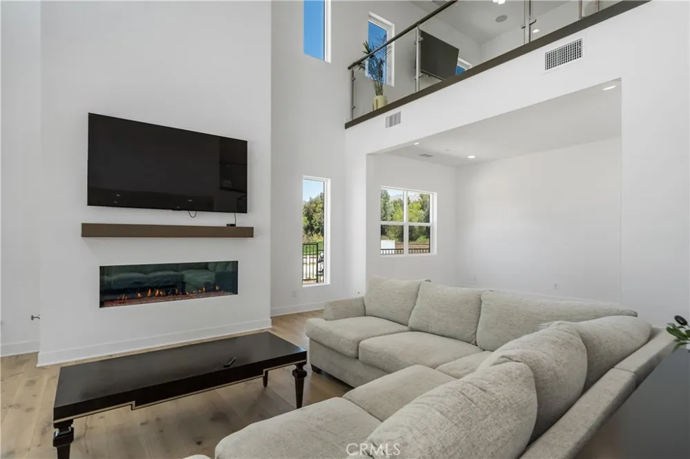 11091 Woodcrest Court Chatsworth, CA 91311