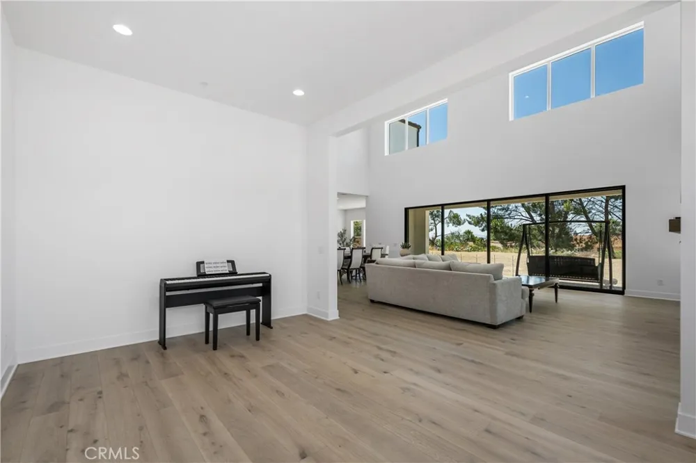 11091 Woodcrest Court Chatsworth, CA 91311