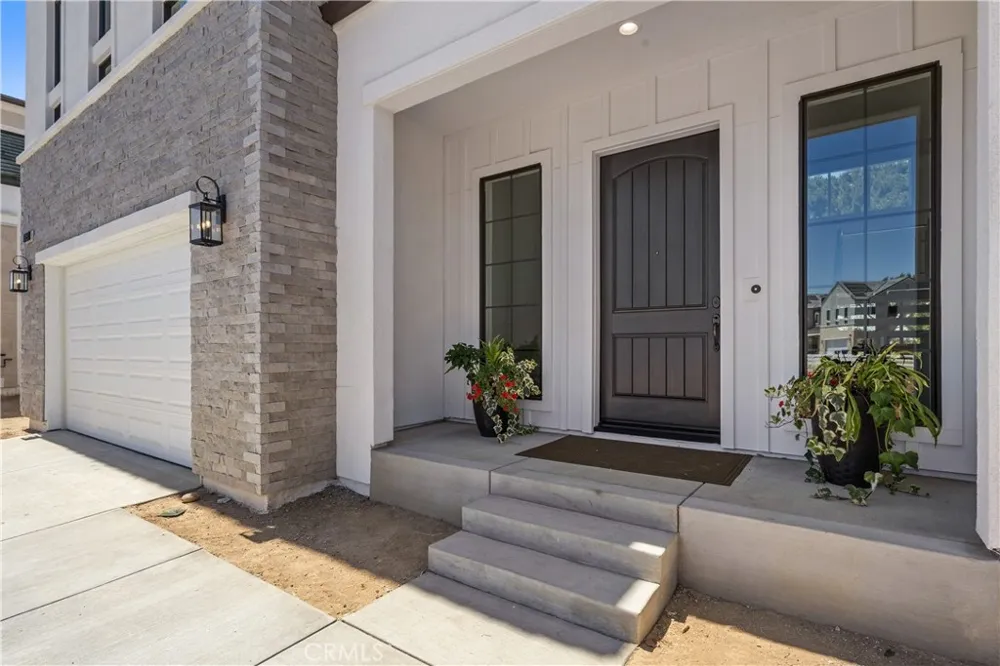 11091 Woodcrest Court Chatsworth, CA 91311
