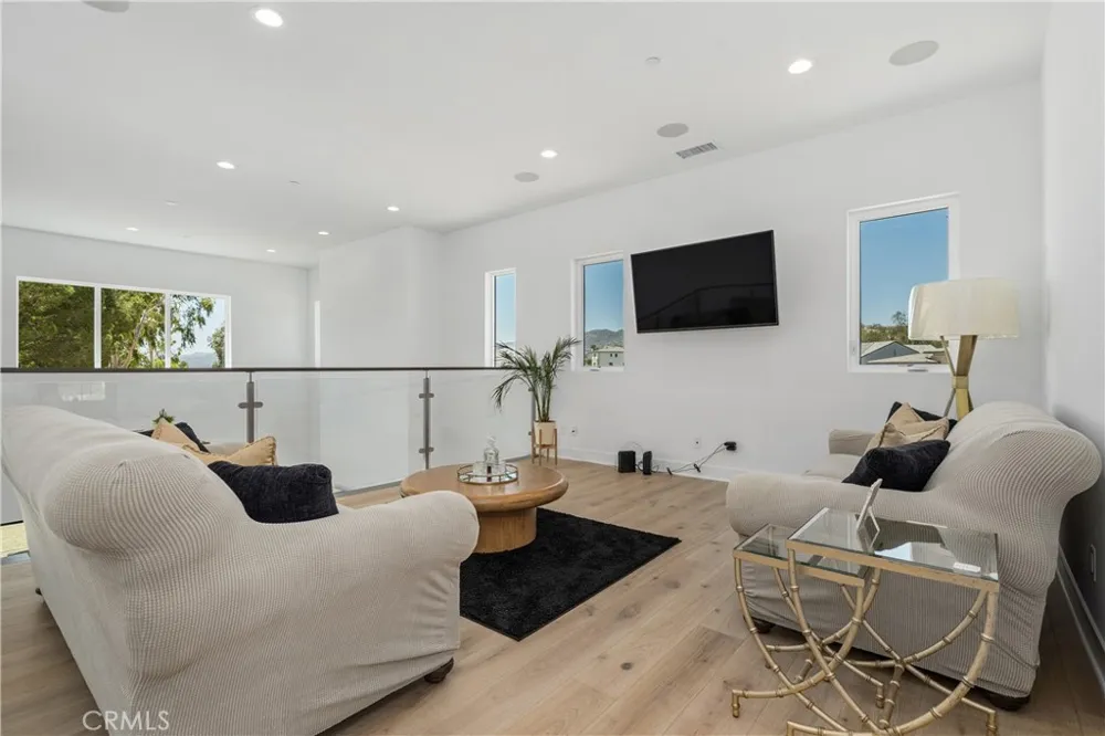 11091 Woodcrest Court Chatsworth, CA 91311