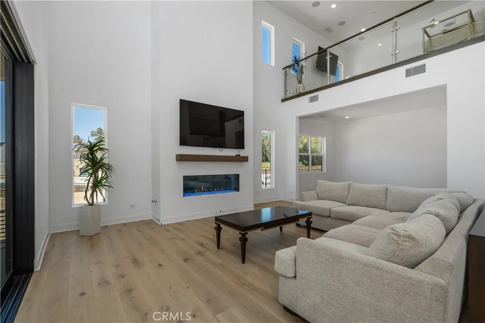 11091 Woodcrest Court Chatsworth, CA 91311