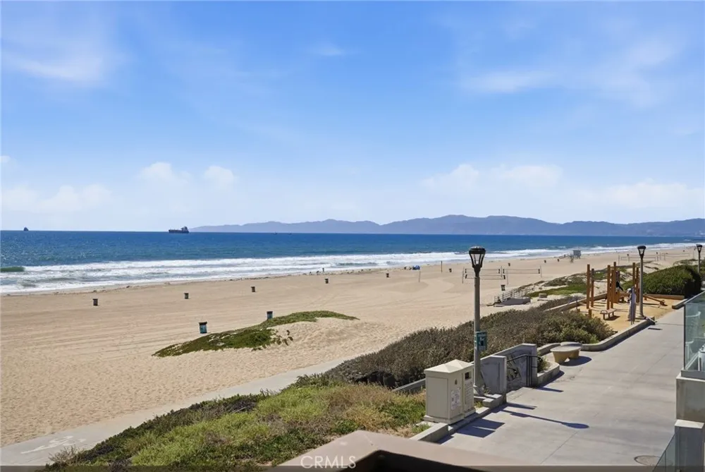 2516 The Strand Manhattan Beach, CA 90266