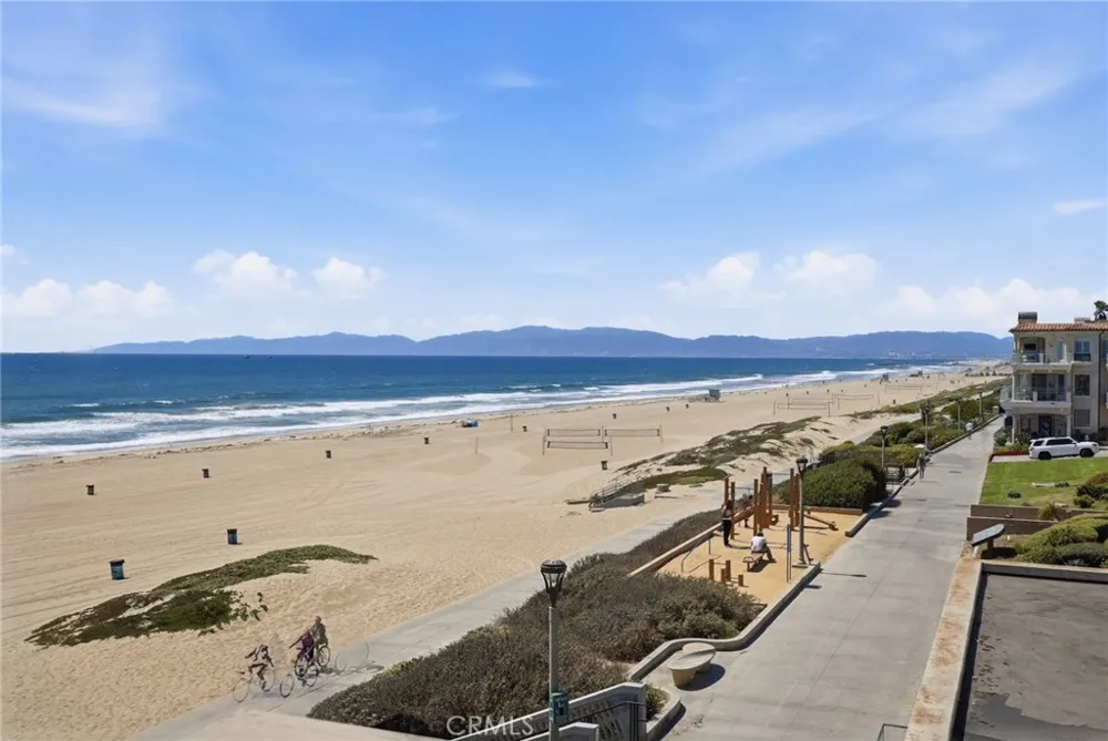 2516 The Strand Manhattan Beach, CA 90266