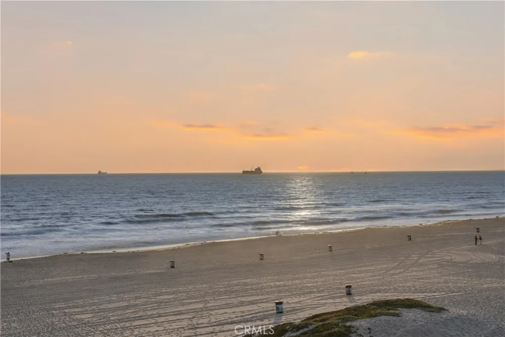 2516 The Strand Manhattan Beach, CA 90266