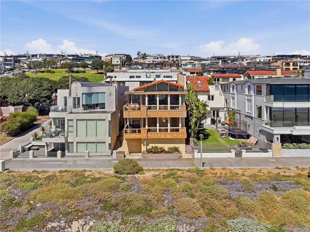 2516 The Strand Manhattan Beach, CA 90266