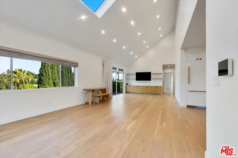 2240 Ewing Street Los Angeles, CA 90039