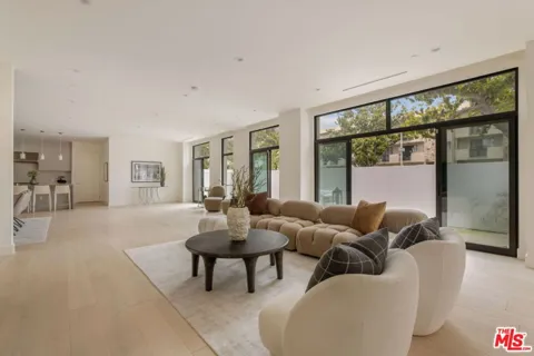 425 Palm Drive #101
