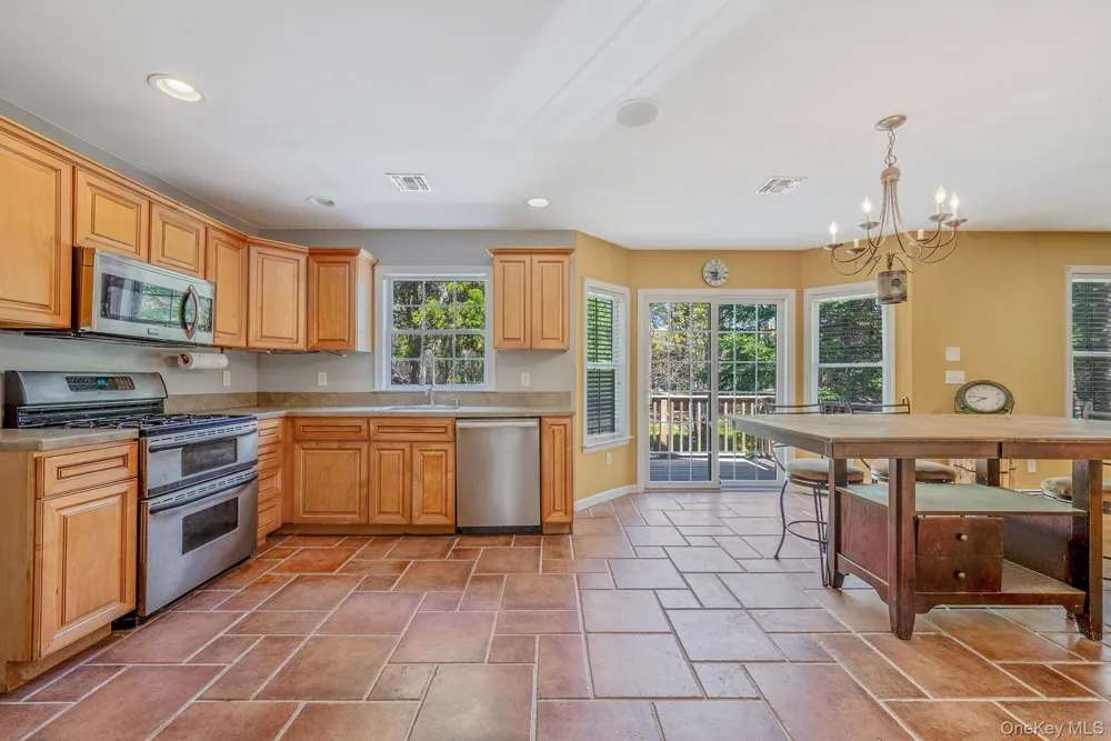 41 Cozine Road Manorville, NY 11949