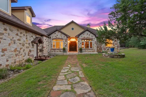8121 Bluff Trail