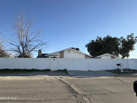 8706 E Avenue T 4