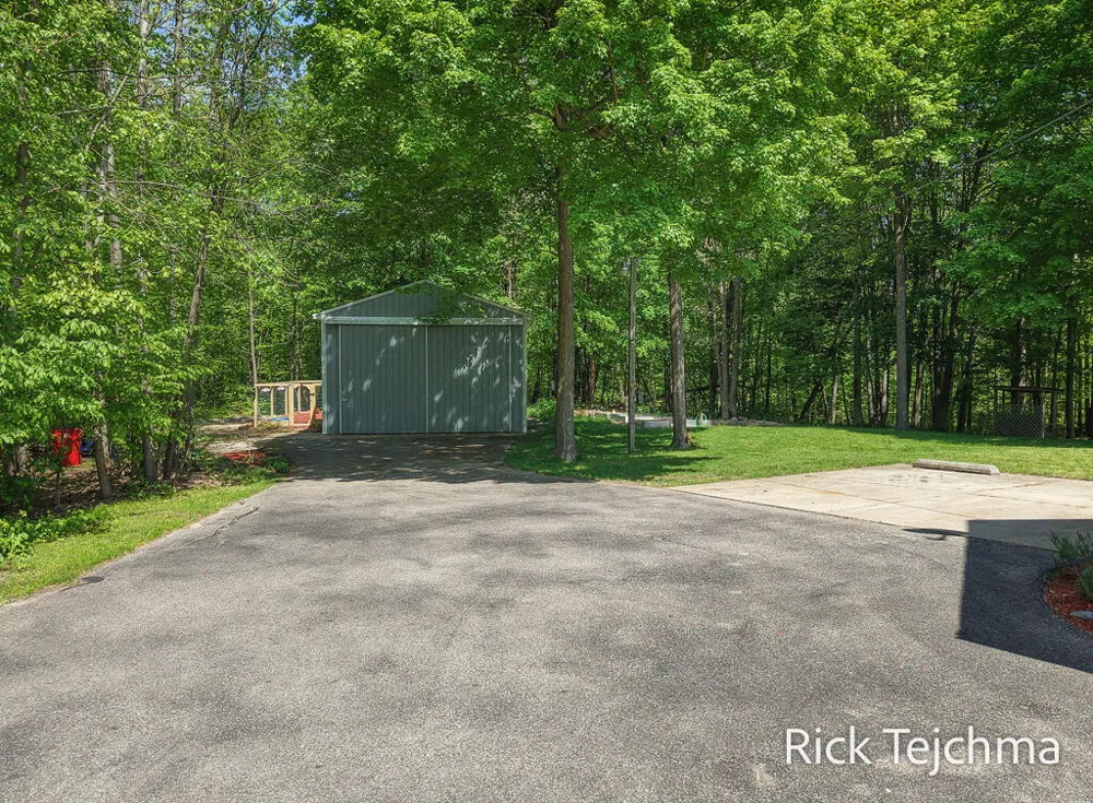 10345 Red Oak Ridge Howard City, MI 49329