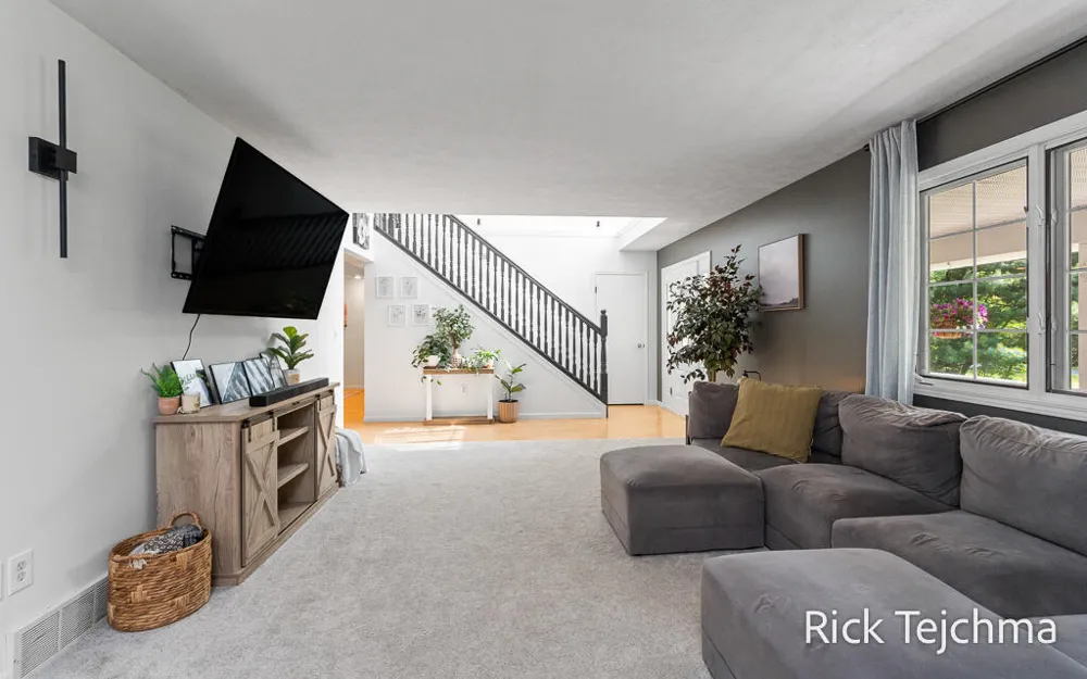 10345 Red Oak Ridge Howard City, MI 49329
