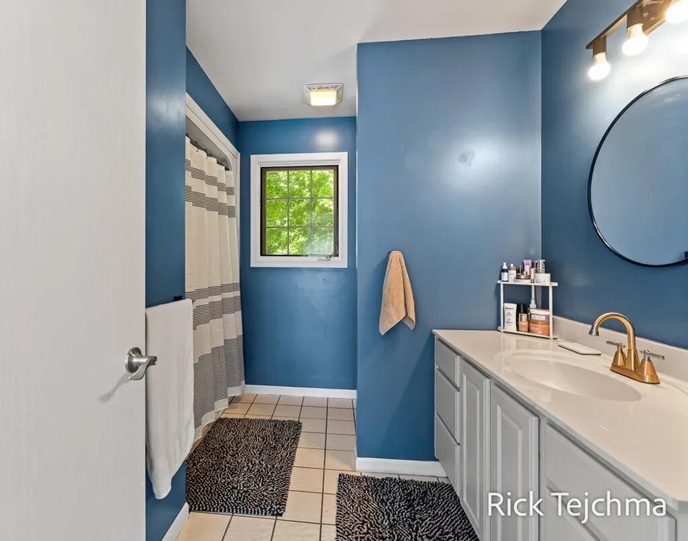 10345 Red Oak Ridge Howard City, MI 49329