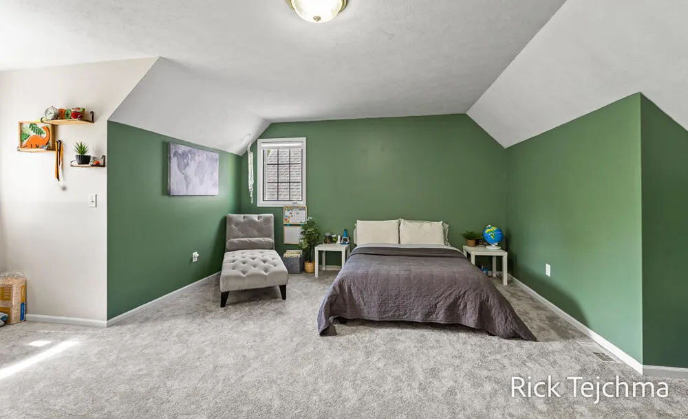10345 Red Oak Ridge Howard City, MI 49329