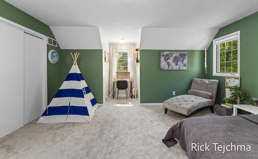 10345 Red Oak Ridge Howard City, MI 49329