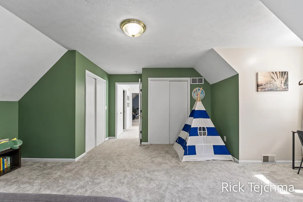 10345 Red Oak Ridge Howard City, MI 49329
