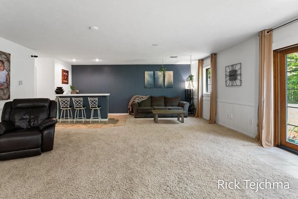 10345 Red Oak Ridge Howard City, MI 49329