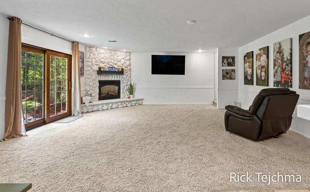 10345 Red Oak Ridge Howard City, MI 49329